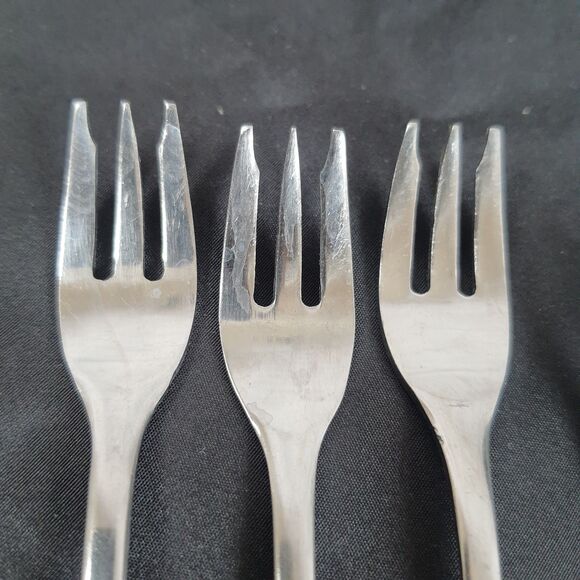 5 Vtg Oxford Hall International Stainless Cocktail Forks Rose Pattern Japan - Picture 4 of 6